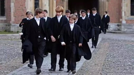 校服承擔育人功能，但為何中國校服卻承擔管理功能？